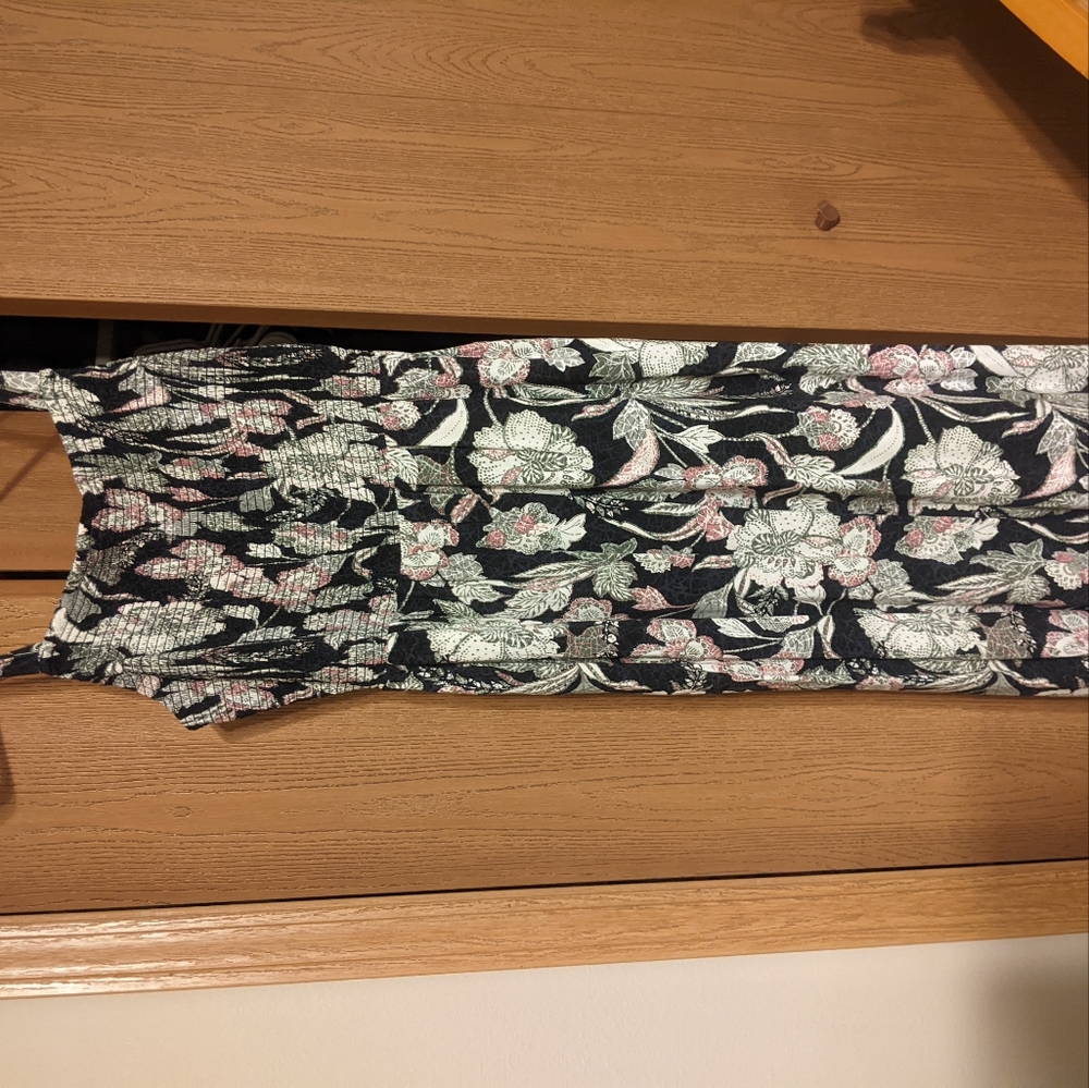 Knee length dress with pockets.